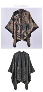 Détails de ponchos en maille à motif paisley en noir, marron et vert foncé