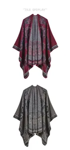 Détails de châles en maille bohème aux motifs paisley en bordeaux et gris