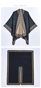 Détail d'un châle en tricot noir avec bordure à motif grec kaki et devant ouvert élégant