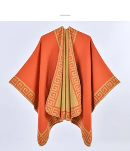 Détail de châle doux imitation cachemire avec motif grec vintage en orange et marron