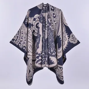 Châle bohème en maille jacquard cachemire bleu marine et crème avec motifs paisley