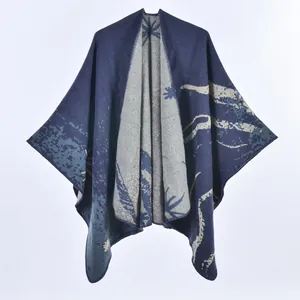 Scialle poncho in maglia blu e grigio con motivo astratto di foglie di palma