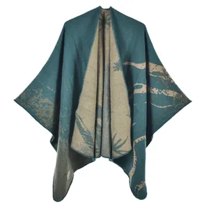 Poncho in maglia da donna verde pavone con motivi a foglia beige e trama spessa