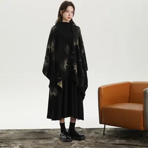 Dettaglio scialle in maglia nera da donna con eleganti motivi a foglia di ginkgo