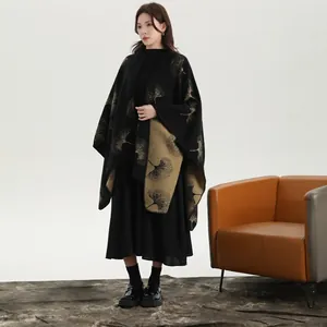 Dettaglio scialle in maglia da donna con motivo a foglie di ginkgo nero e cammello