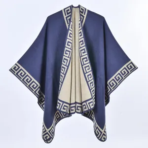 Châle poncho en maille réversible bleu marine et beige avec motif à la grecque