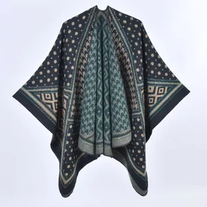 Poncho in maglia spessa con motivo pied-de-poule ed etnico in blu scuro e color kaki