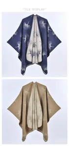 Poncho in maglia con motivo a foglie di ginkgo nei colori blu scuro e cammello