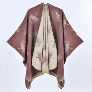 Scialle double-face da donna in maglia con foglie di ginkgo color marrone e beige