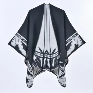 Dicker Kaschmir-Poncho-Cape in Schwarz und Grau mit geometrischen Blumenmustern