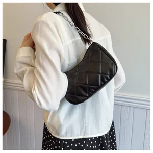 Porté de sac baguette matelassé noir avec chaîne argentée et coutures en losanges
