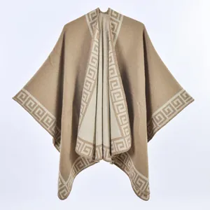 Châle réversible en similicashmere camel avec bordure géométrique de style grec
