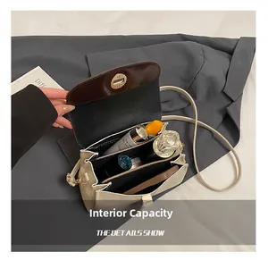 Innenansicht einer zweifarbigen Ölwachsledertasche mit praktischer Fächereinteilung