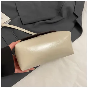Nahaufnahme der cremeweißen und dunkelbraunen Tasche aus hochwertigem Kunstleder