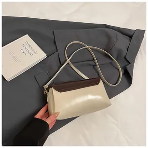 Detail der beige-braunen Kunstledertasche mit Gold-Schnalle und Schulterriemen