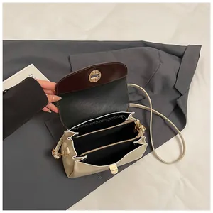 Detailansicht der Innenfächer und der Reißverschlusstasche dieser Lederhandtasche