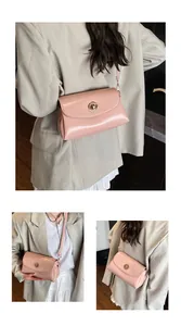 Detailansicht der rosa Lackledertasche mit glänzender Textur und goldenem Verschluss