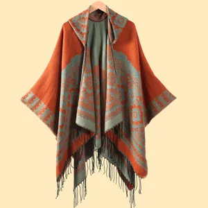 Cardigan poncho con cappuccio in maglia con motivi jacquard boho e frange nere