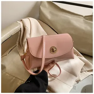 Detail der rosa Ölwachsleder-Handtasche mit goldenem kreisförmigem Drehverschluss