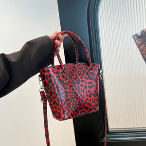 Sac fourre-tout à motif léopard rouge et noir, aspect brillant et bandoulière amovible