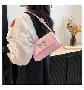 Borsa a spalla rosa in finta pelle con fiocco in metallo argento e design a tracolla annodata