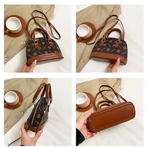 Detail der Vintage-Muscheltasche aus Monogramm-Canvas und karamellfarbenen Lederverstärkung