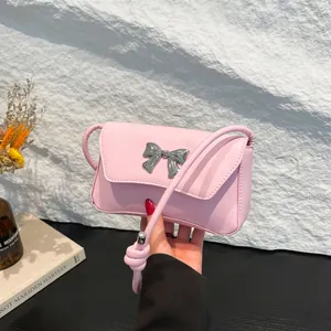 Borsa a tracolla rosa minimalista con fibbia a fiocco argento e cinturino regolabile