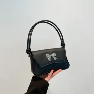Elegante borsa in pelle nera con fiocco in metallo argento e manico con nodo chic