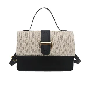 Borsa a tracolla minimalista in paglia e similpelle nera con fibbia dorata