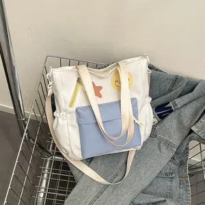 Ελαφριά υφασμάτινη τσάντα crossbody για κορίτσια με μπλε τσέπες αντίθεσης και ιμάντα ώμου