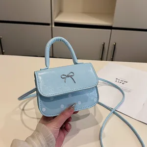 Hellblaue gepunktete Mini-Tasche mit silberner Schleife und praktischem Schultergurt