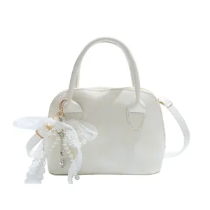 Weiße Muschel-Handtasche mit Spitzen-Schleife und Perlenanhänger für Damen