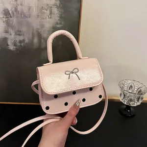 Rosa Mini-Handtasche aus Lackleder mit silberner Schleife und schwarzen Punkten für Damen