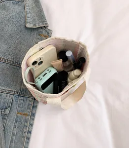 Bovenaanzicht van gestreepte geweven emmerzak met ruime inhoud voor dagelijkse spullen