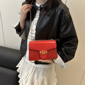 Elegante borsa rossa con goffratura floreale, fibbia dorata a M e tracolla a catena
