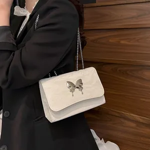 Sac à bandoulière blanc chic avec détail papillon argenté et bandoulière chaîne