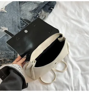 Dettaglio interno della borsa in pelle PU crema con chiusura magnetica e patta