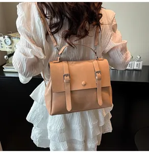 Dettaglio borsa messenger vintage kaki con doppie cinghie e fibbie metalliche lucide