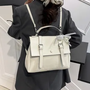 Zaino a cartella bianco crema stile vintage da donna con ciondolo in pizzo e perle