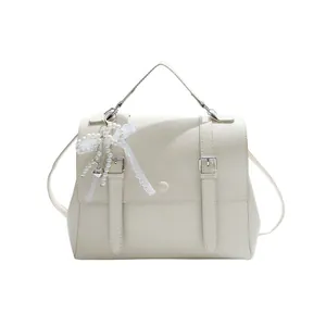Borsa a mano vintage color crema con pendente a fiocco di perle e tracolla lunga