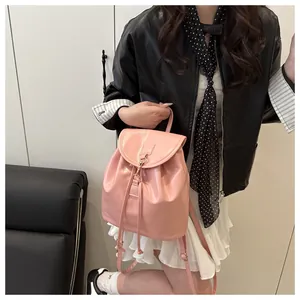 Détail du sac à dos en cuir PU brillant rose avec boucle dorée et fermeture à cordon