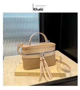 Detail der khakifarbenen Beuteltasche mit Webstruktur, Riemen und Quasten-Reißverschluss