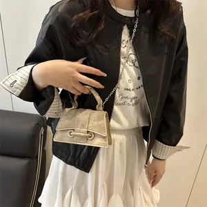 Mini borsa beige testurizzata con tracolla a catena argento e manico superiore