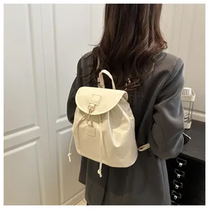 Détail du mini sac à dos blanc crème en cuir avec cordon et fermoir crochet doré