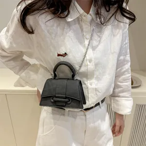 Mini borsa a tracolla nera minimalista con catena e fibbia ad anello decorativa