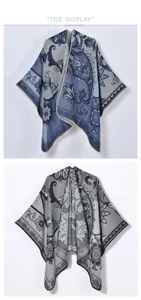 Vue à plat montrant la texture tricotée et le motif cachemire du châle fendu