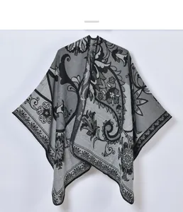 Détail du châle en maille jacquard gris avec motifs floraux et vignes vintage noirs
