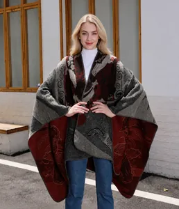 Detalle de poncho de punto con motivos jacquard retro y diseños de nubes antiguas