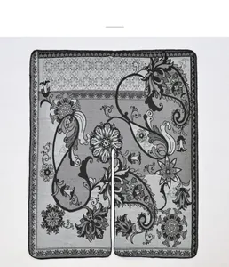 Détails des motifs jacquard paisley sur un châle fendu de style bohème pour femme
