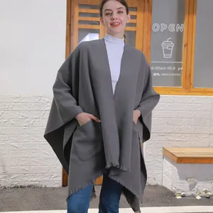 Dunkelgrauer Damen-Oversize-Schal mit Fransen und Taschen für Reise und Freizeit